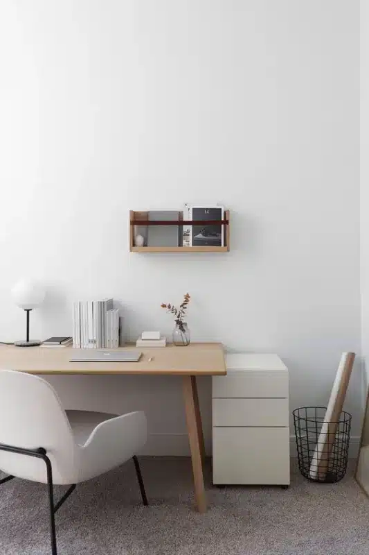 minimalist çalışma odası, az eşya