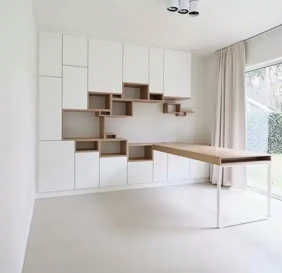 minimalist çalışma odası, sade renk tonları, beyaz