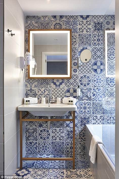mavi tonlarında banyo